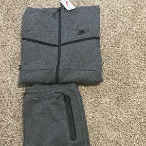 Men’s Nike  tech set